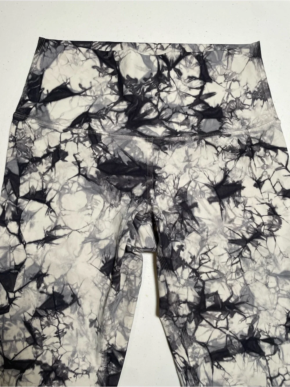Lululemon Wunder Under high-rise leggings in a cement grey tie-dye print. Size 4